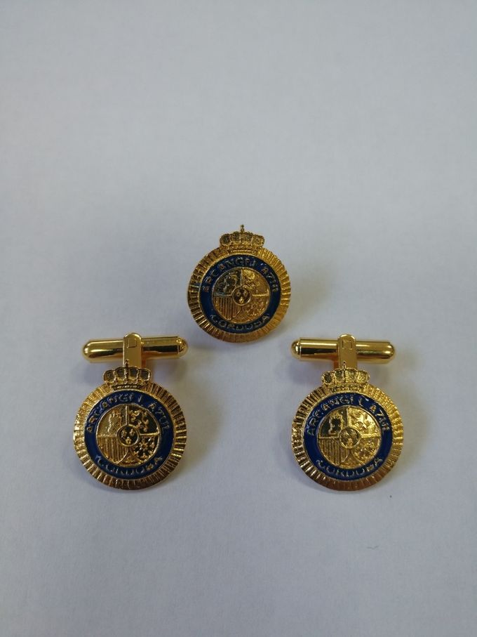 Está a la venta en la Secretaría de la Asociación el Pin y el juego de gemelos a Arcángel Azul (chapados en oro) . El socio tendrá el Pin de regalo.
Precio del PIN: 6€
Precio Gemelos: 17€