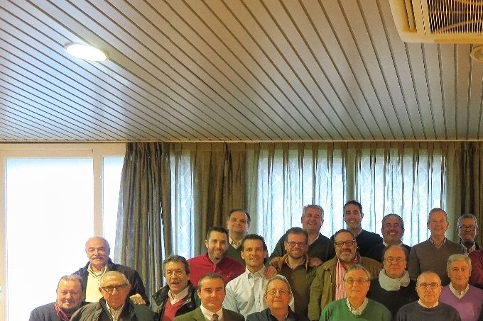 Foto de Familia de los asistentes a la Comida de Hermandad y Navidad en el Parador La Arruzafa. Pasamos un rato muy agradable degustando unos magníficos entrantes y, dos excelentes tipos de arroz.