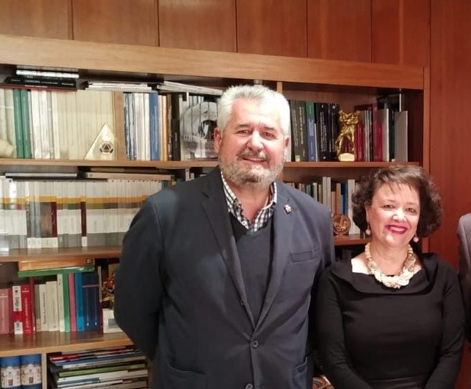 En la mañana de hoy (20/02/2019) miembros de la Junta Directiva de Arcángel Azul, con su Presidente a la cabeza, han  girado visita a la Subdelegación del Gobierno en Córdoba, siendo recibidos por su titular Dª Rafaela Valenzuela Jiménez, a quién se le ha explicado los objetivos y funciones de nuestra Asociación Arcángel Azul. Veteranos y amigos de la Policía Nacional.
La reunión celebrada a sido muy cordial y entrañable y la Subdelegada del Gobierno ha aceptado el nombramiento de Socia de Honor que hizo la Junta Directiva el pasado día 11/02/2019, indicando que asistirá al Día de Arcángel Azul en la Diputación Provincial el próximo día 19 de marzo.