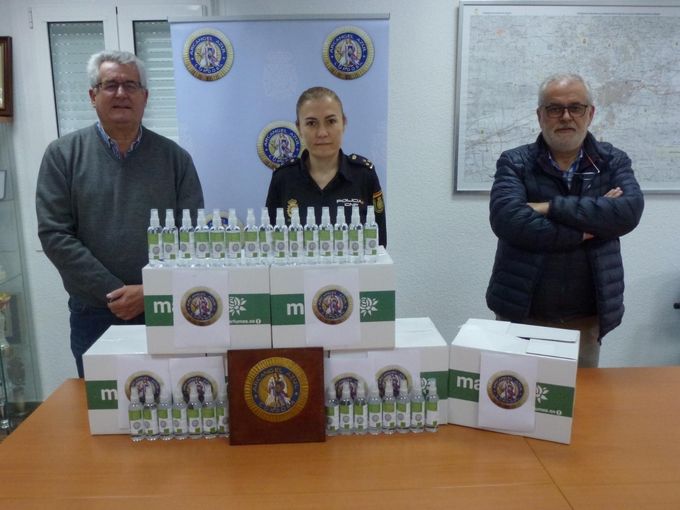 Con motivo de la pandemia COVID-19 que estamos sufriendo, nuestra Asociación ha hecho una donación a la Comisaría Provincial de Córdoba, de 300 botes de solución hidroalcohólica higienizante para manos, a fin de que sean distribuidos entre los funcionarios policiales de Córdoba y Lucena-Cabra.