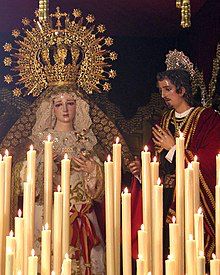 Tal día como hoy,  2 de octubre de 1995 (se cumplen 25 años), la Comisaría Provincial de Córdoba, impuso a María Santísima del Amor de la Hermandad de la Pasión, el Fajín y la Medalla de Oro de la Policía.
La Policía Nacional es Hermano Mayor Honorario de la Muy Ilustre y Fervorosa Hermandad y Cofradía de Nazarenos de Nuestro Padre Jesús de la Pasión, María Santísima del Amor y San Juan Evangelista