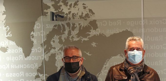 El pasado día 17 y en los locales de Cruz Roja Española, por parte de una representación de la Junta Directiva, se hizo entrega a la Presidenta Dª. Cándida Delia Ruiz López, de un cheque por valor de 1.000 euros, fruto de las donaciones efectuadas por los socios de Arcángel Azul en la comida de Hermandad celebrada el 2 de diciembre en el Parador de la Arruzafa. La Presidenta y parte del Staf Directivo, agradecieron muy cordial y sentidamente dicha donación.