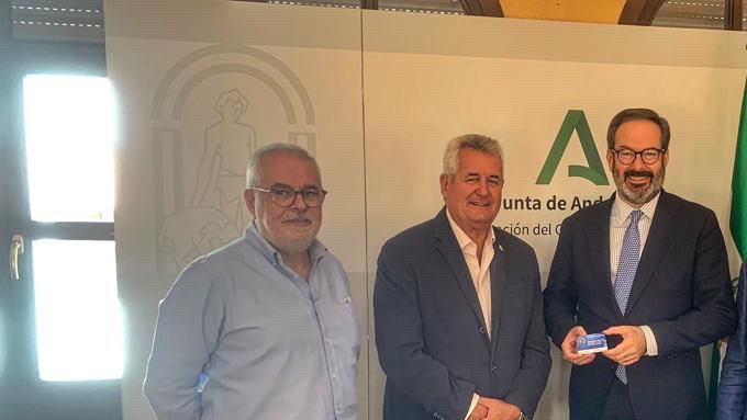 En la mañana de hoy, día 27/09/2022, se le ha hecho entrega del carnet de Socio de Honor de nuestra Asociación Arcángel Azul, a D. Adolfo Molina Rascón, Delegado del Gobierno de la Junta de Andalucía en Córdoba